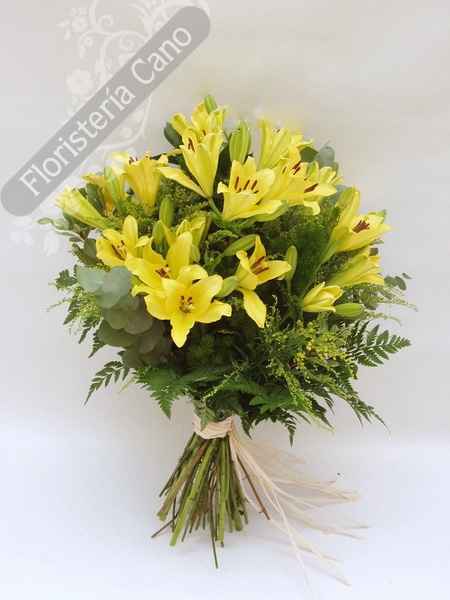 Ramo de lilium, solidago y verdes